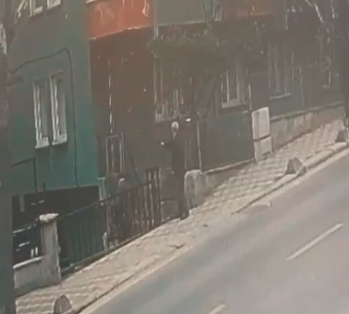 Esenler’de dehşet anları kamerada: Kayınpederini silahla vurarak kaçtı