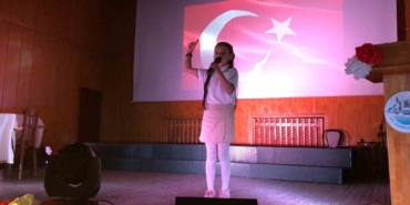 İstiklal Marşı’nı ezbere okuyan küçük Zeynep’in performansı duygulandırdı