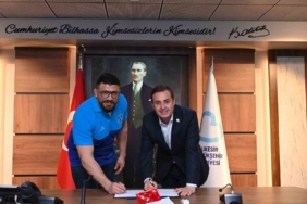 Başkan Ahmet Akın, şampiyon güreşçileri Balıkesir’in renklerine bağladı