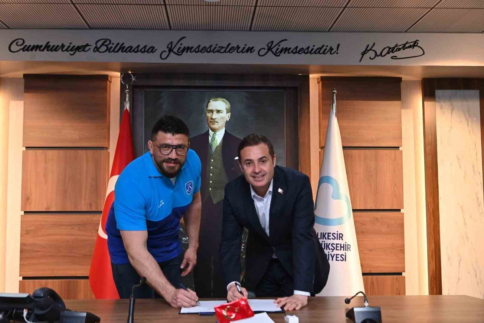 Başkan Ahmet Akın, şampiyon güreşçileri Balıkesir’in renklerine bağladı