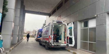 El frenini çekmeyi unuttu, bariyer ile kapı arasında sıkıştı