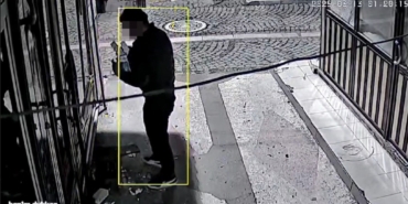 Çekirdek yiyerek, oturarak, gezinerek dinlene dinlene hırsızlık kamerada