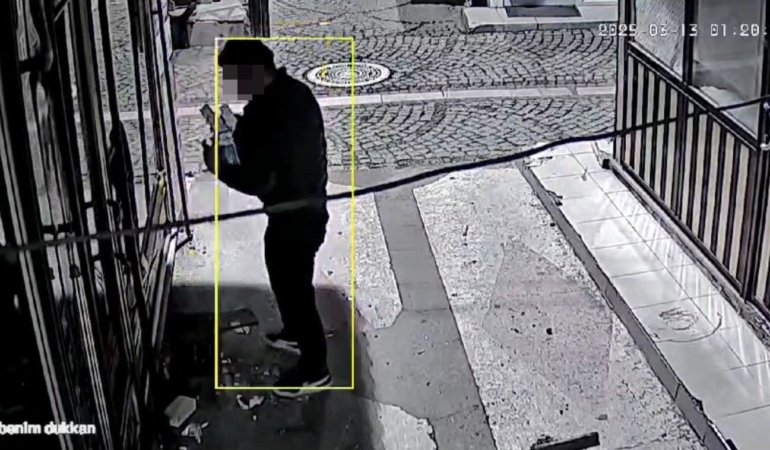 Çekirdek yiyerek, oturarak, gezinerek dinlene dinlene hırsızlık kamerada