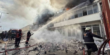 Alevlere teslim olan iş yeri yangınında 5 bölüm kullanılamaz hale geldi
