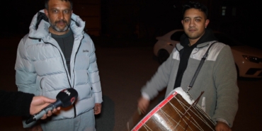 Edirne’de baba ile oğlu vatandaşları sahura davul ve manilerle kaldırıyor