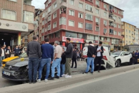 Esenler’de zincirleme kaza: 6 araç ve motosikletin karıştığı kaza anı kamerada