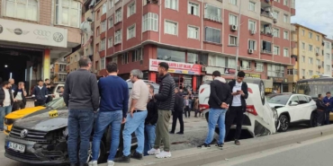 Esenler’de zincirleme kaza: 6 araç ve motosikletin karıştığı kaza anı kamerada