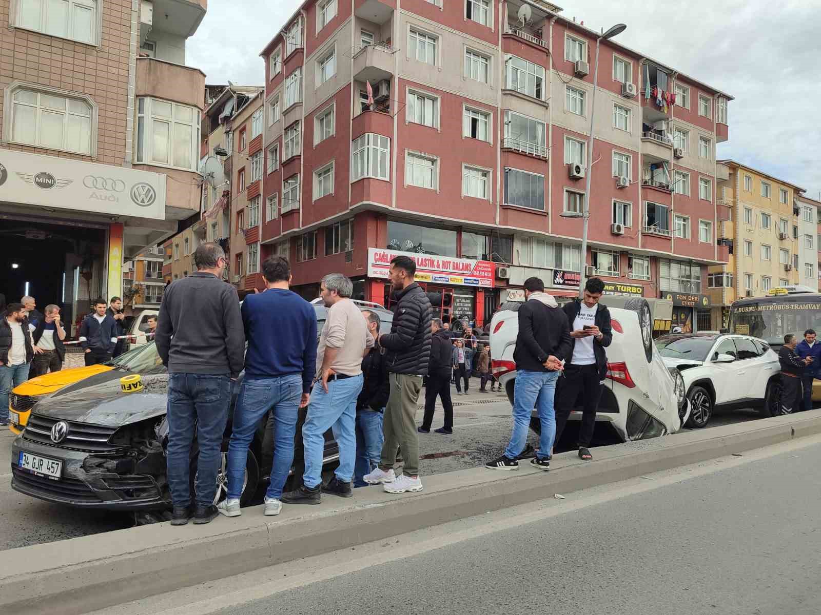 Esenler’de zincirleme kaza: 6 araç ve motosikletin karıştığı kaza anı kamerada