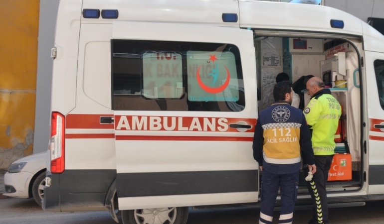 Seyir halinde devrilen motosiklet sürücüsü yaralandı