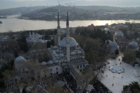 Eyüpsultan Camii’nde bayram namazı havadan görüntülendi