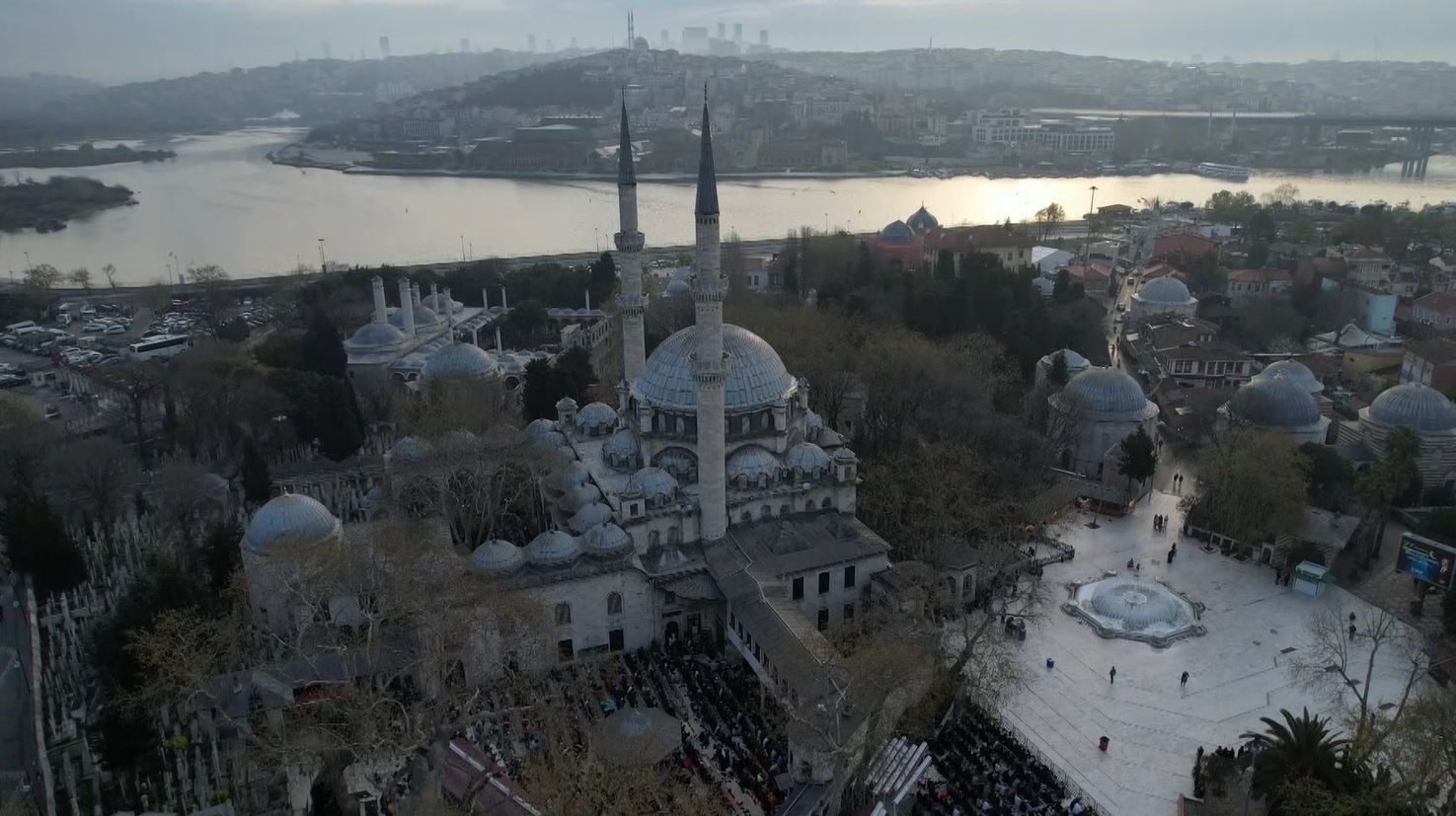 Eyüpsultan Camii’nde bayram namazı havadan görüntülendi