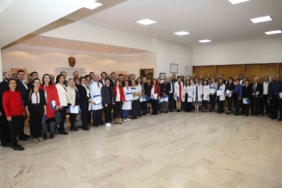 Başarılı akademisyenler ödüllendirildi