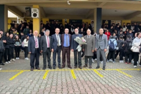 30 yıllık din kültürü öğretmenine duygusal veda: Gözyaşlarına hakim olamadı