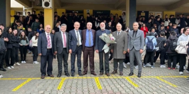 30 yıllık din kültürü öğretmenine duygusal veda: Gözyaşlarına hakim olamadı