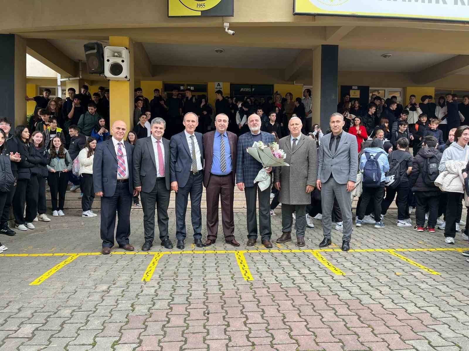 30 yıllık din kültürü öğretmenine duygusal veda: Gözyaşlarına hakim olamadı