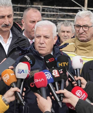 Başkan Bozbey, yanan otel bölgesinde incelemede bulundu