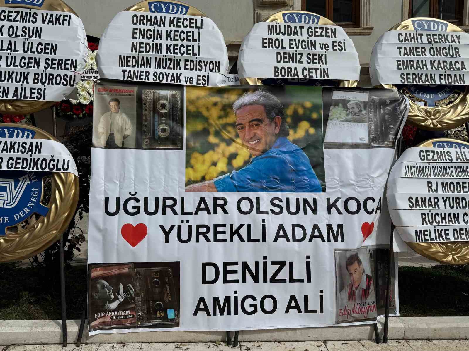 Sanatçı Edip Akbayram son yolculuğuna uğurlandı