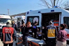 Sapanca’da minibüsle çarpışan otomobilin motoru 10 metre savruldu: 5’i çocuk 10 yaralı