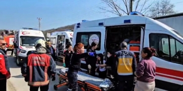 Sapanca’da minibüsle çarpışan otomobilin motoru 10 metre savruldu: 5’i çocuk 10 yaralı