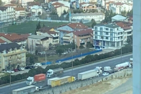 TEM otoyolunu kilitleyen ilginç kaza: Yükü ağır gelince dorse ortadan ikiye ayrıldı