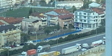 TEM otoyolunu kilitleyen ilginç kaza: Yükü ağır gelince dorse ortadan ikiye ayrıldı