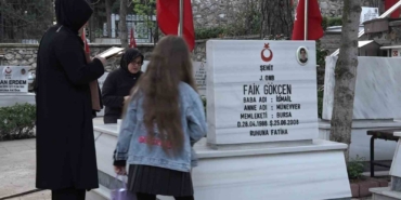 İlk bayram ziyareti şehitliğe oldu