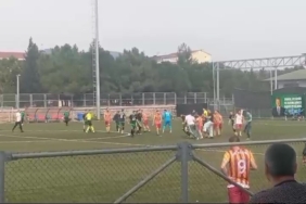 Futbol sahası savaş alanına döndü: Tekmeler havada uçuştu