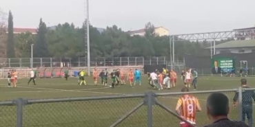 Futbol sahası savaş alanına döndü: Tekmeler havada uçuştu