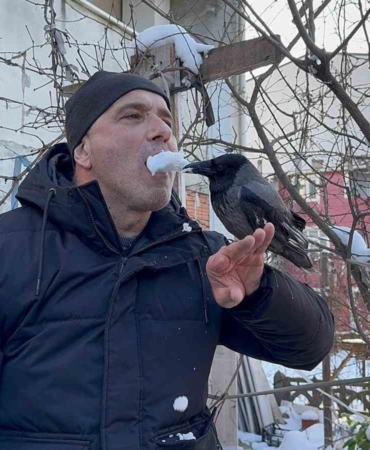 Karganın kar banyosu keyfi: "Bir tek şampuanı eksik"