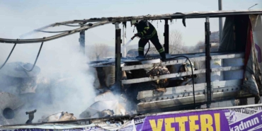 TEM’de lastiği patlayan tır alevlere teslim oldu: Trafik kilitlendi