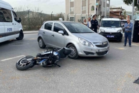 Otomobille çarpışan motosikletli yaralandı