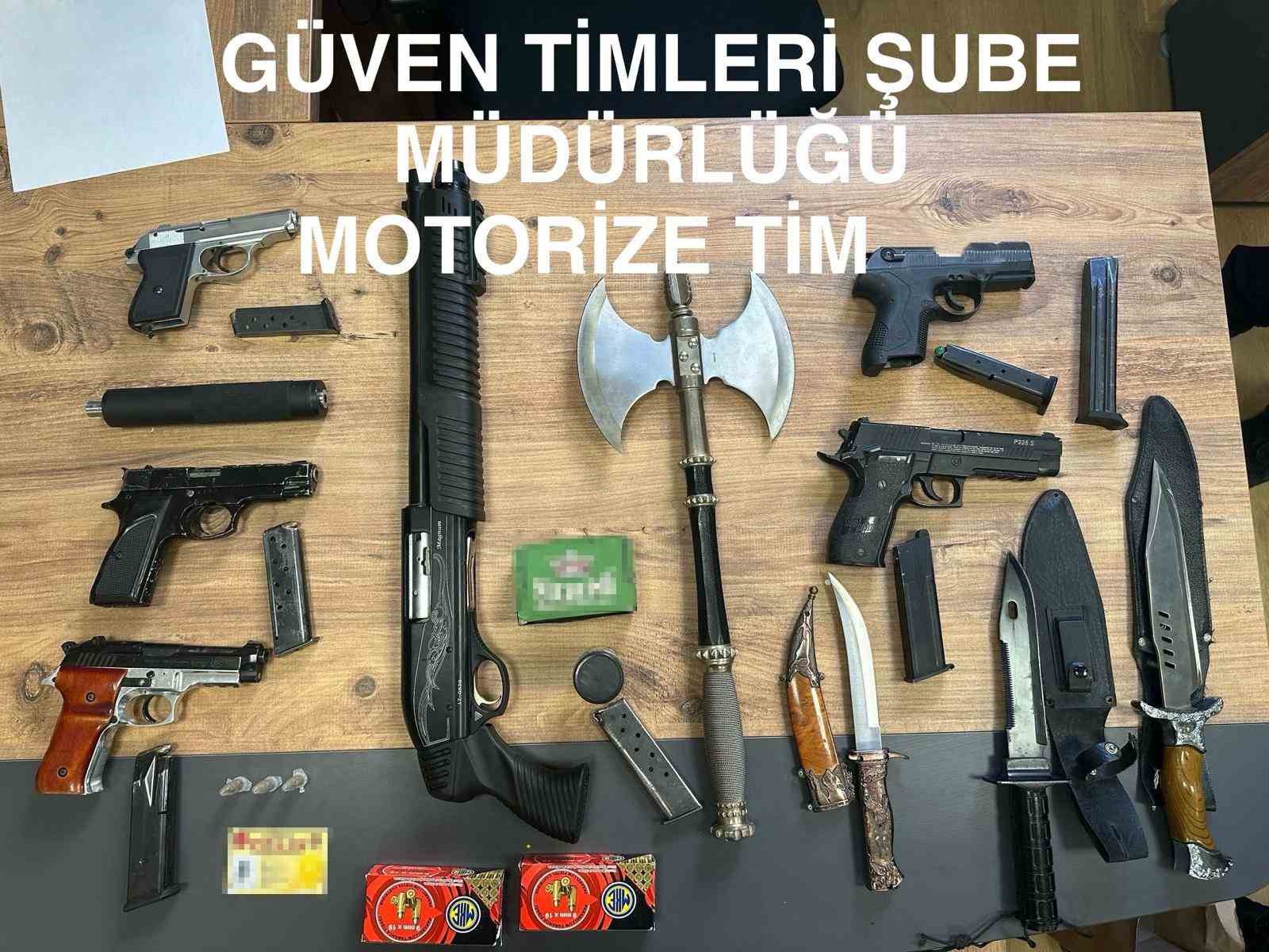 Uygulamadan kaçmak isteyen şahıs, polise emniyet müdürüyüm diye sahte belge gösterdi