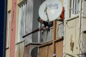 Çanakkale’de balkondan av tüfeğiyle dehşet saçtı, 1 kişiyi vurdu