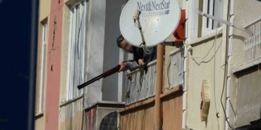 Çanakkale’de balkondan av tüfeğiyle dehşet saçtı, 1 kişiyi vurdu