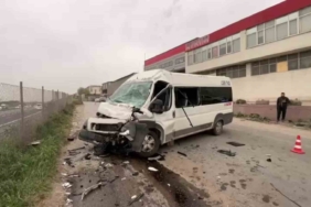 Tır ile çarpışan işçi servisinde 8 kişi yaralandı