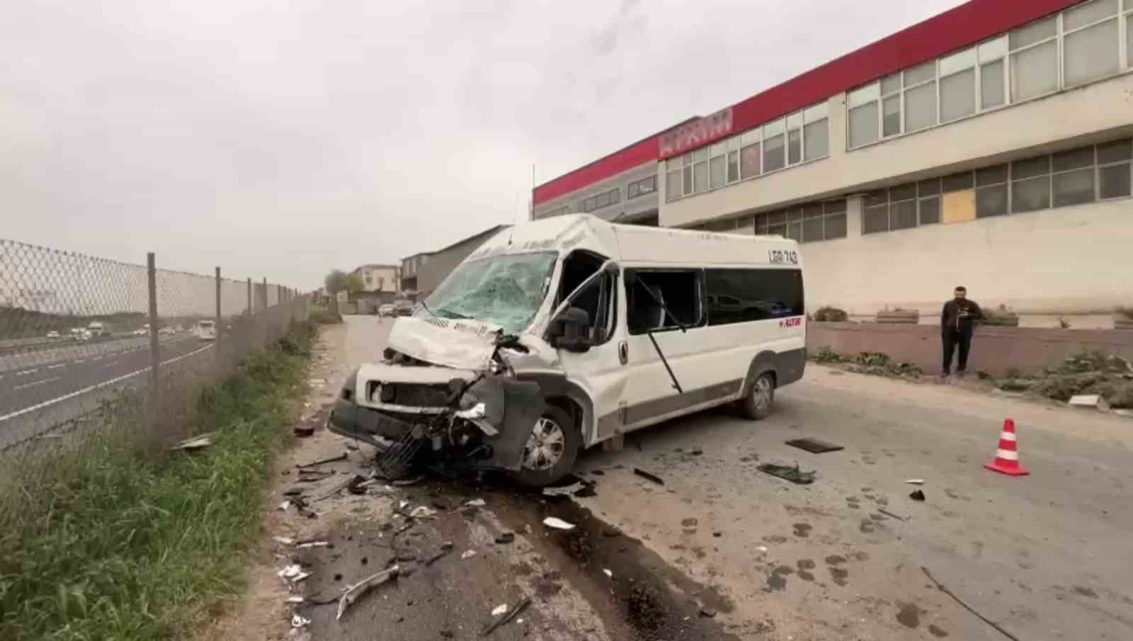 Tır ile çarpışan işçi servisinde 8 kişi yaralandı