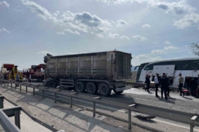 Bozüyük’te tır otobüse çarptı: 11 yaralı