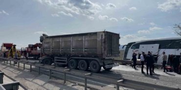Bozüyük’te tır otobüse çarptı: 11 yaralı