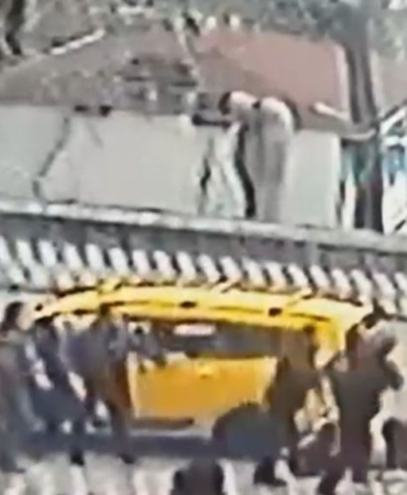 Taksiciyle, motosikletli kavgaya tutuştu, cadde ringe döndü