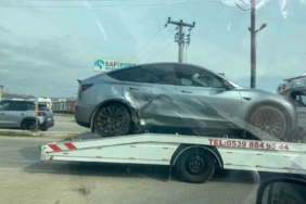 Hasta taşıyan ambulans kırmızı ışıkta kaza yaptı