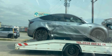 Hasta taşıyan ambulans kırmızı ışıkta kaza yaptı