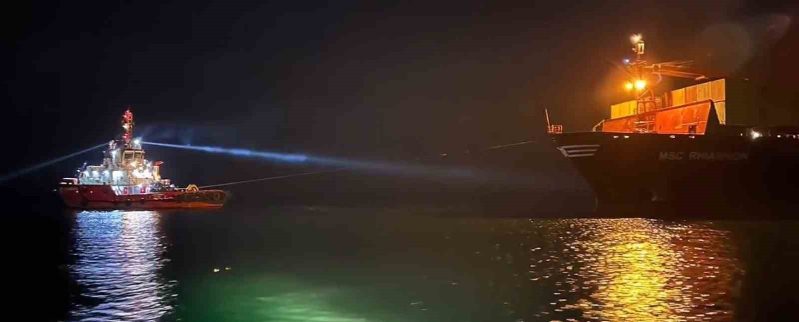 Yeşilköy’de karaya oturan kargo gemisi 13 saat sonra kurtarıldı