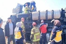 Balıkesir’de tır kaza yaptı yol trafiğe kapandı
