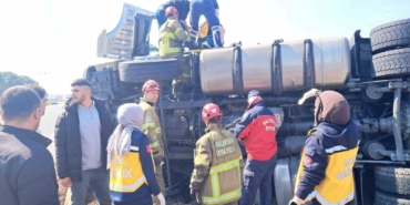 Balıkesir’de tır kaza yaptı yol trafiğe kapandı