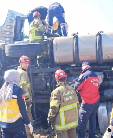 Balıkesir’de tır kaza yaptı yol trafiğe kapandı
