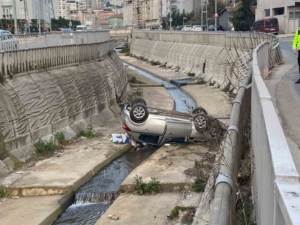Pendik’te kontrolden çıkan araç dereye uçtu: 5 yaralı