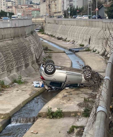 Pendik’te kontrolden çıkan araç dereye uçtu: 5 yaralı