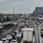 İstanbul’da yağmur trafik yoğunluğuna neden oldu