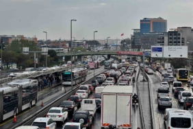 İstanbul’da yağmur trafik yoğunluğuna neden oldu
