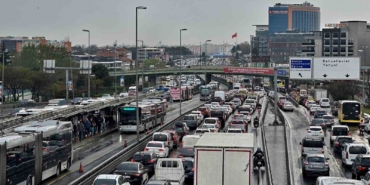 İstanbul’da yağmur trafik yoğunluğuna neden oldu